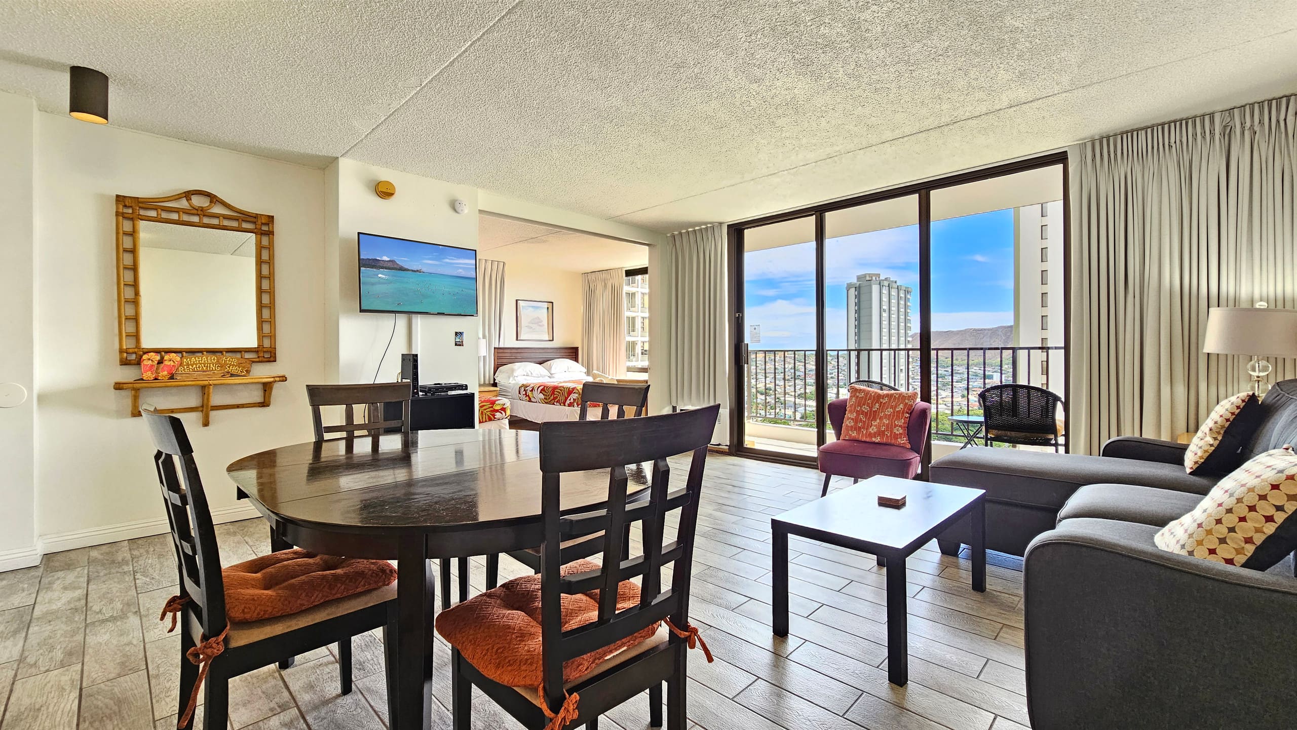 Condo in Honolulu · ★4.7 · 1 bedroom · 2 beds · 1 shared bath - Image 9