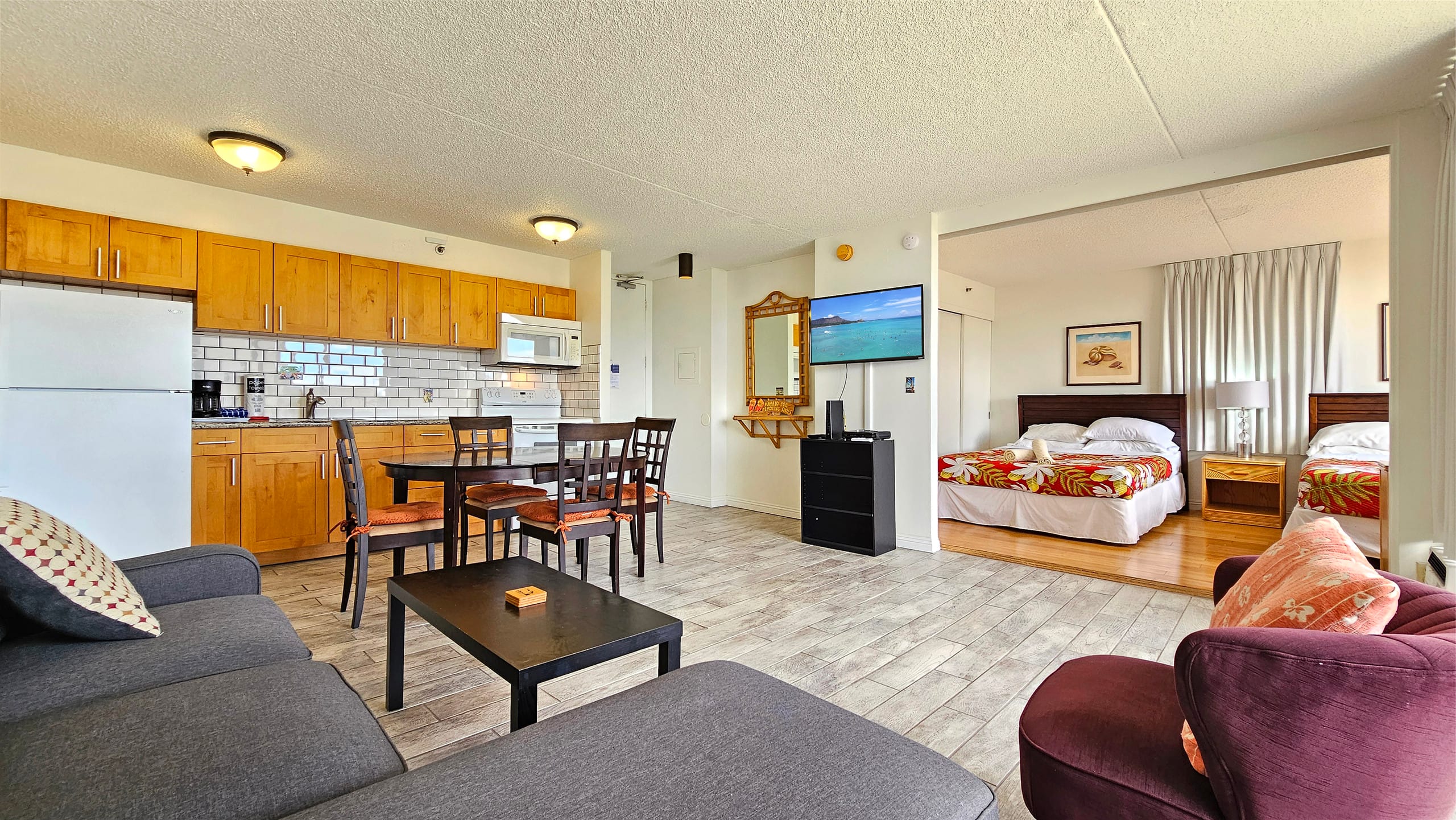 Condo in Honolulu · ★4.7 · 1 bedroom · 2 beds · 1 shared bath - Image 4