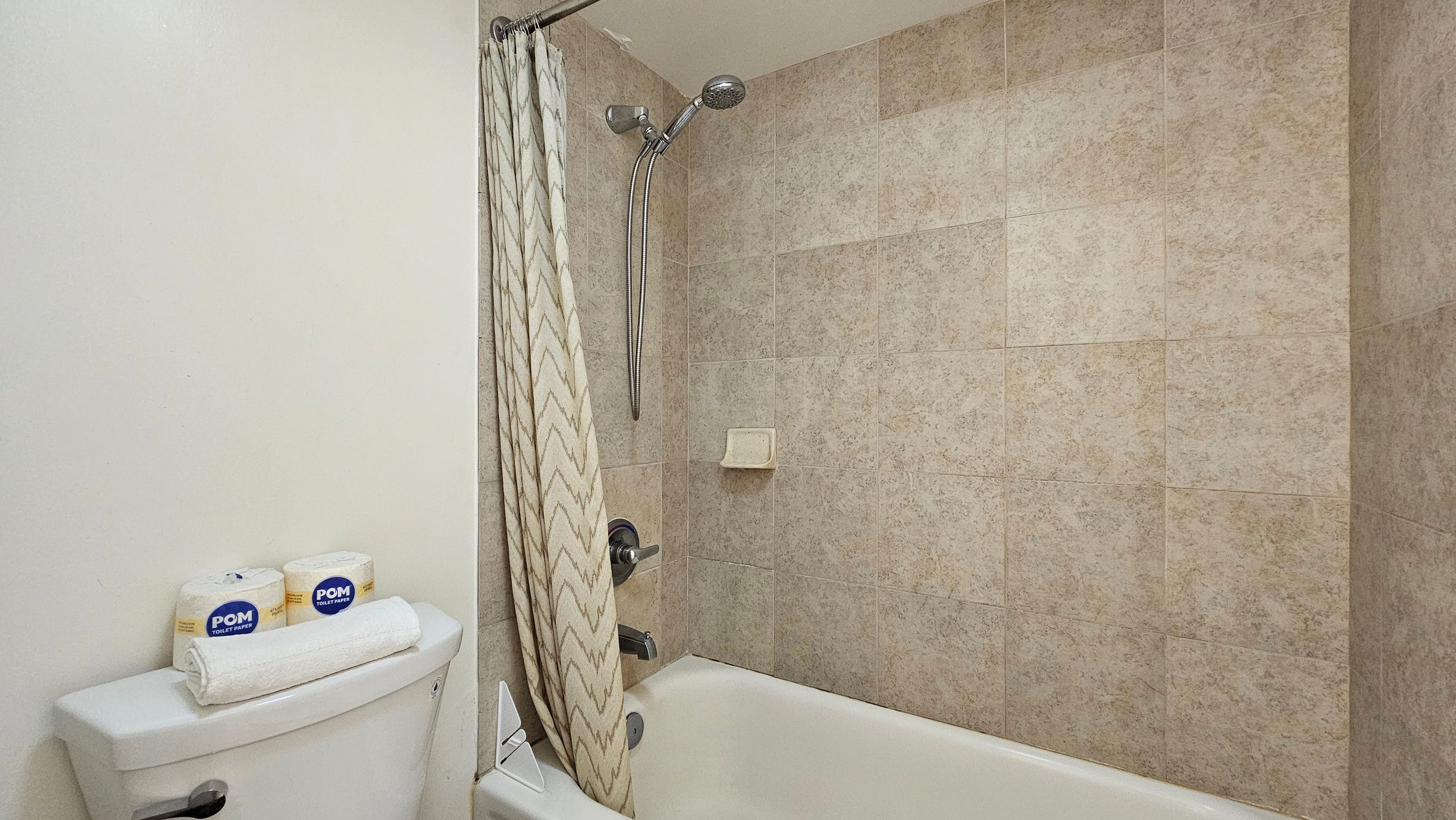 Condo in Honolulu · ★4.7 · 1 bedroom · 2 beds · 1 shared bath - Image 35