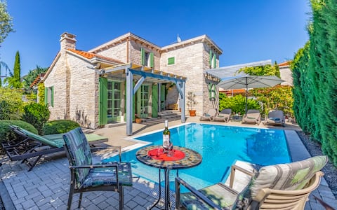 Stone villa Zelda with pool in Ližnjan, Istria