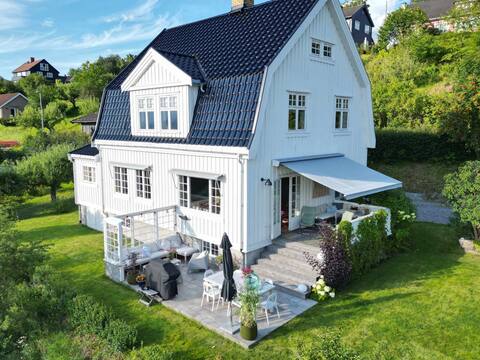 Villa w/high standard, nice outdoor areas close to the city center
