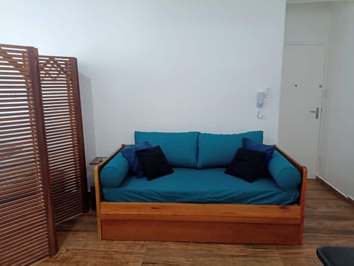 Kitnet Centro Do Gjá: Ar Cond. 50m Da Praia/wi-fi. - Guarujá