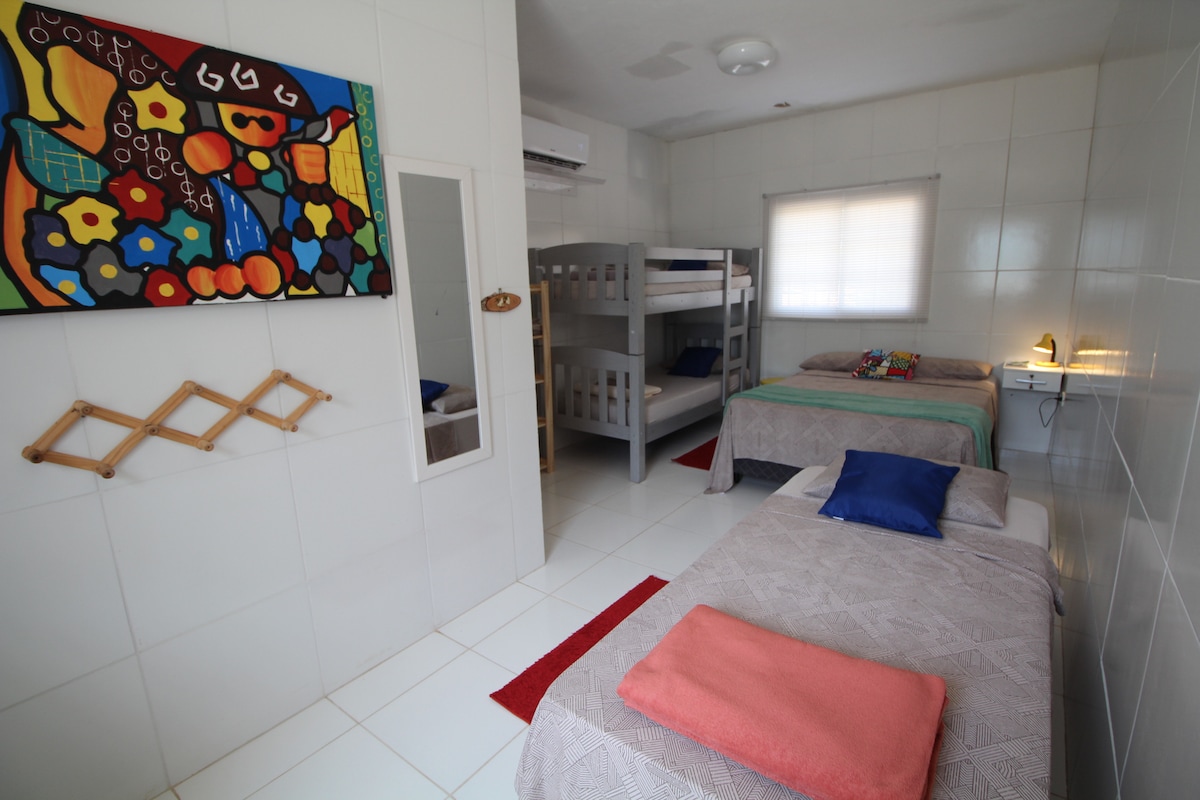 Dit is de kamer voor grote gezinnen! Maximaal zes personen zijn stil!! 