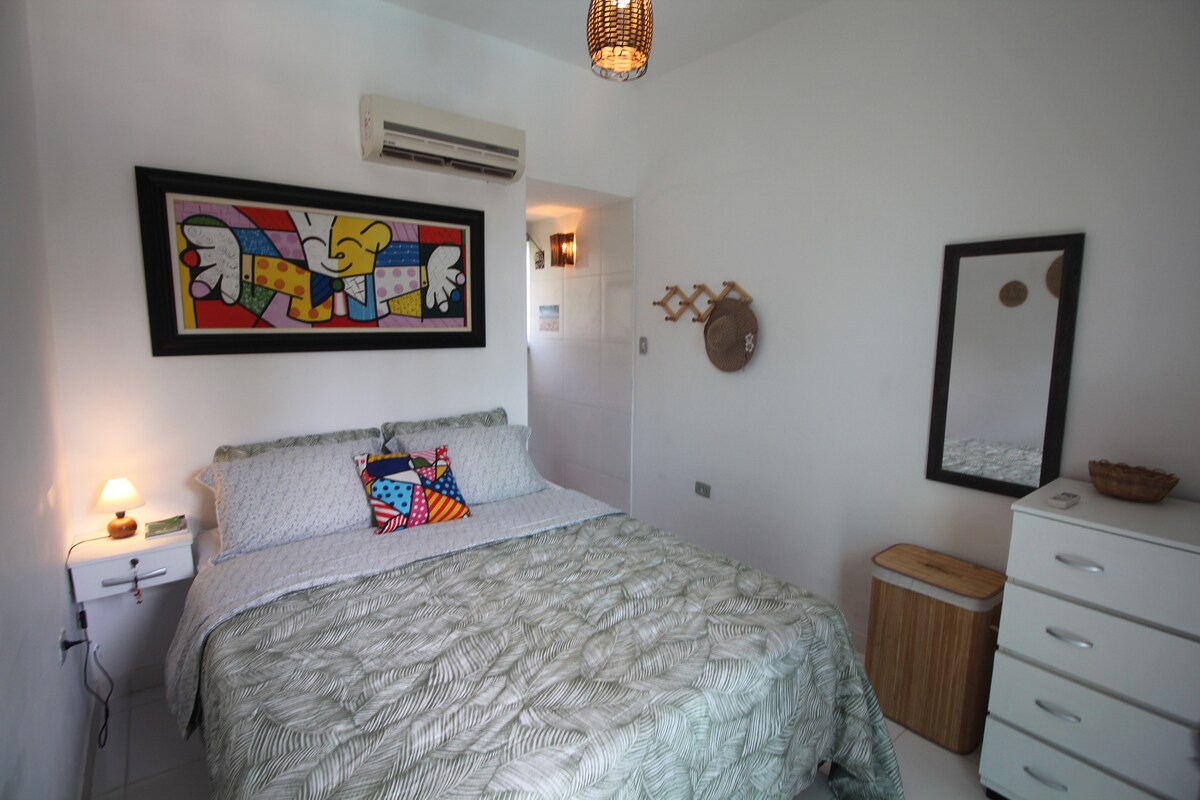 Voor diegenen die van een donkere kamer houden, is dit de ideale kamer. Sluit gewoon de deuren en gordijnen en je bent klaar, rust in zicht!