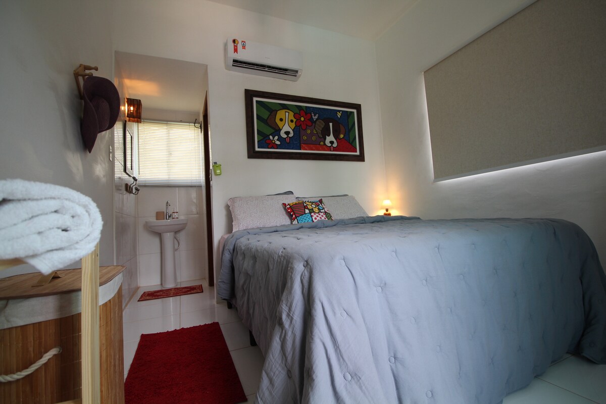 Energie aanvullen... je verdient het! Zet gewoon de lamp en de badkamerlamp aan... kijk hoe de kamer rustgevend is!