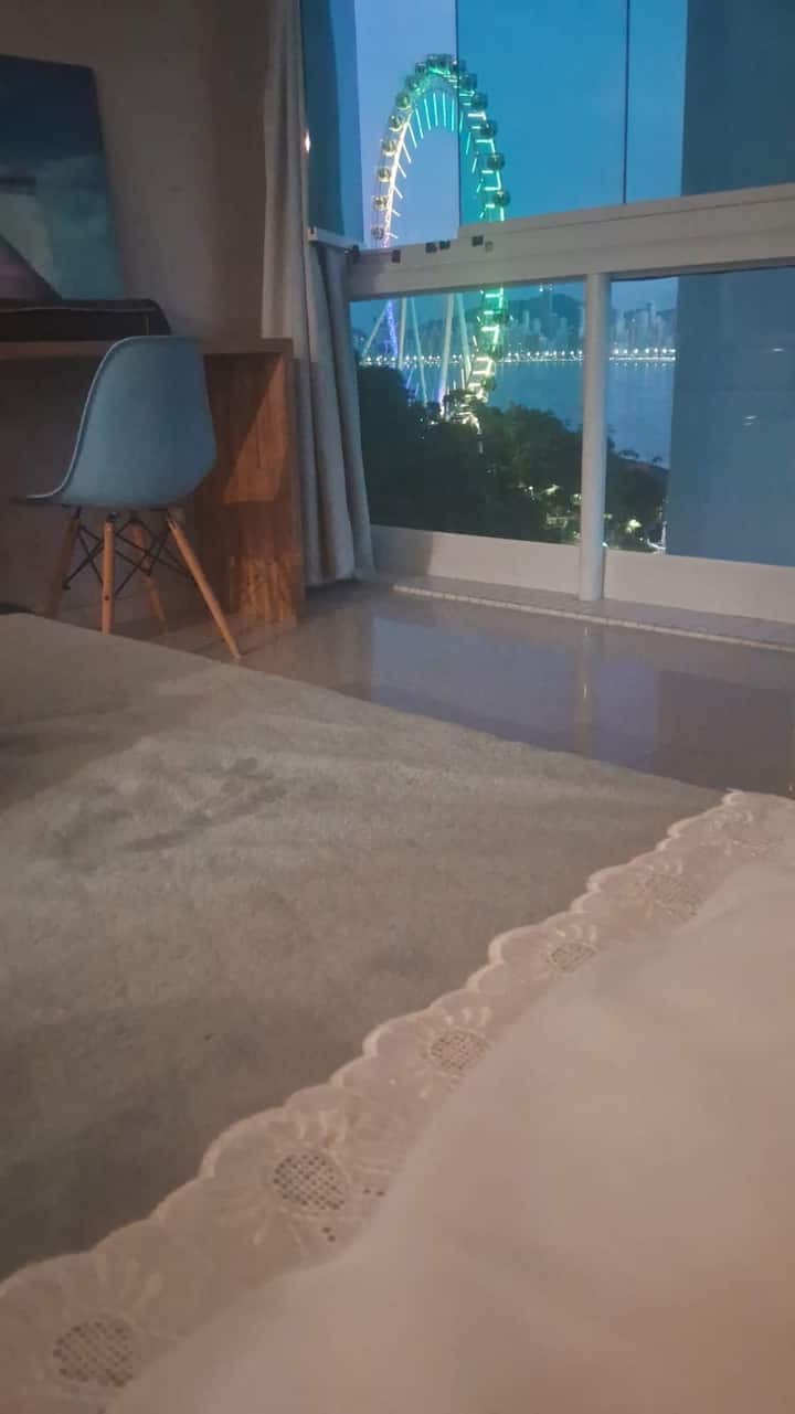 Pamje nga muzgu nga krevati i apartamentit, pjesa e sipërme e jastëkut super të rehatshëm, shtroja të reja të rinovuara
