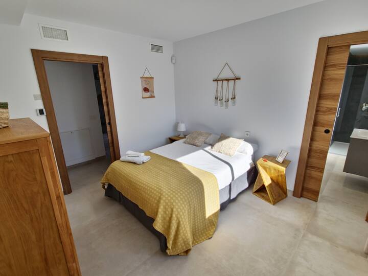 Východná spálňa s vlastnou kúpeľňou a centralizovaným vzduchom. Decorado by CoastBnB