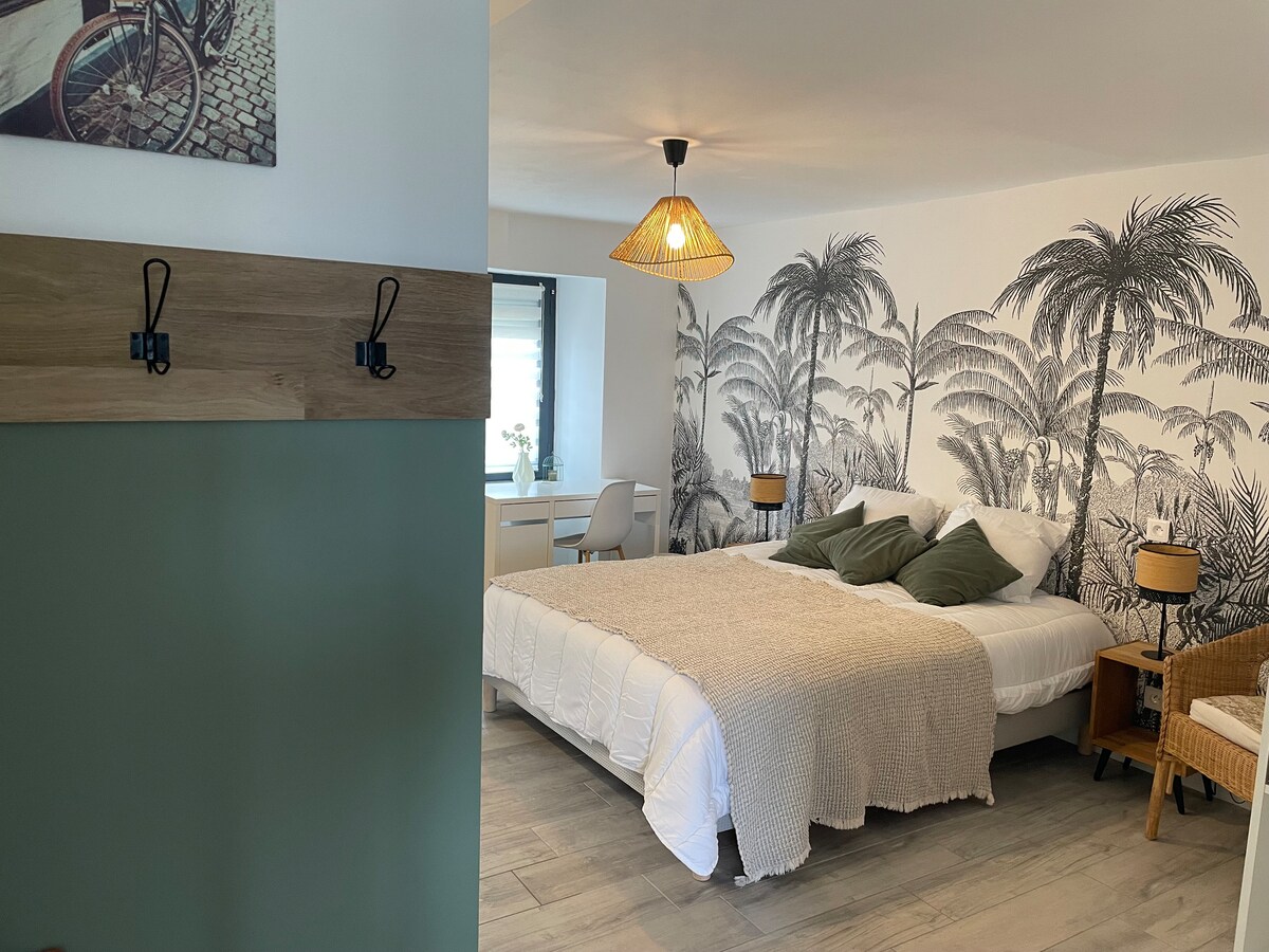 Camera situata al piano terra con bagno privato attrezzato per le persone con mobilità ridotta.