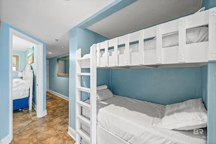 מיטות קומתיים לילדים במסדרון הראשי