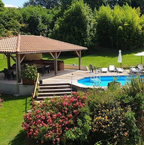 8 bed house with pool & outdoor kitchen in village