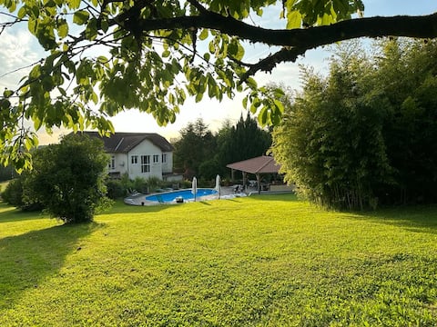 Charming 8 bed w/Pool & Outdoor Kitchen in village