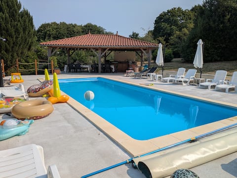 Charming 8-bed w/Pool & Outdoor Kitchen in village