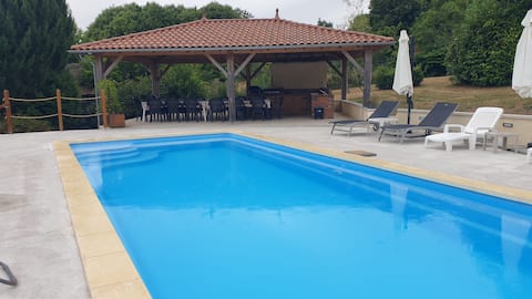 8 bed, stunning pool & outdoor kitchen, in village