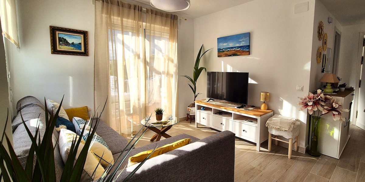 Салон со шезлонг и 43-инчен паметен телевизор. Меѓународни канали. 
Луз-Вентиладор. Клима уред.