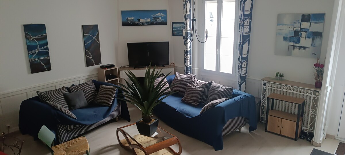 Top performing Airbnb: Charming townhouse, Place Victor Hugo in Angoulême