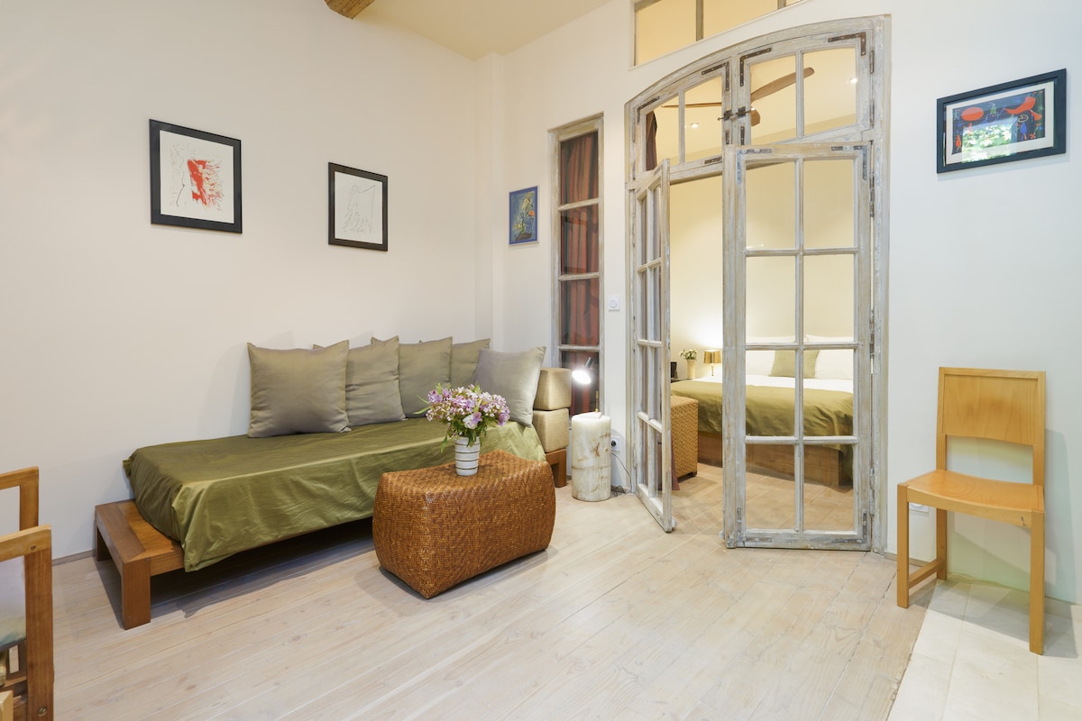 Suite apartamento de huéspedes, luminosa y cómoda. Alojamiento situado en la 2ª planta. Estancia corta o larga, por trabajo o por placer. Inmersión en el corazón de la vida de Seto. Sofá cama en la sala de estar, refinamiento de los muebles y la decoración.
