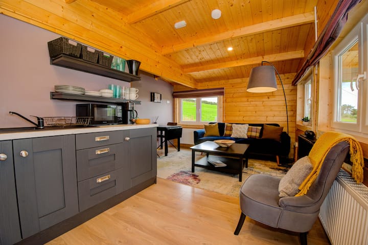Margaret's Cabin – Hot Tub Facing Mulroy Bay - Downings