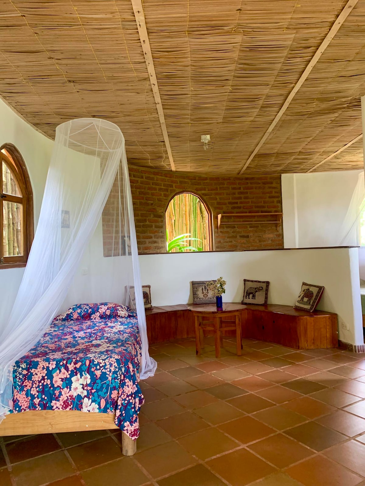 מיטת יחיד וסלון