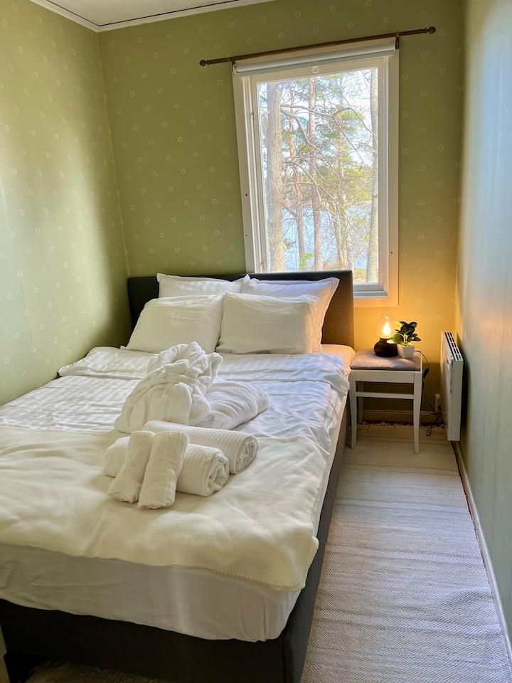 Room 1: 140 cm bed can fit 1-2 adults or 1 adult and 1 kid 

Fresh and clean linens provided and we will set it up for you before you arrive.