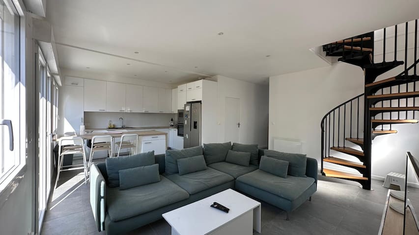 maison neuve idéalement située.