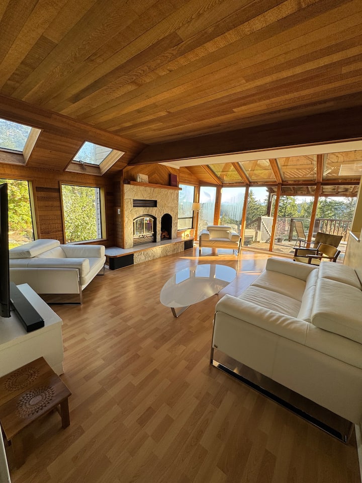 Beautifully Situated Harbour View Home. - サンシャイン・コースト・リージョナル・ディストリクト