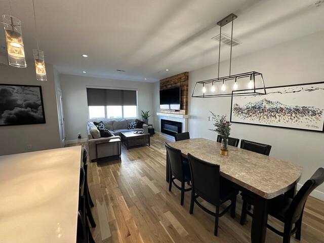 Heart of Tennyson – w/Rooftop Views & $0 cleaning gallery image 5