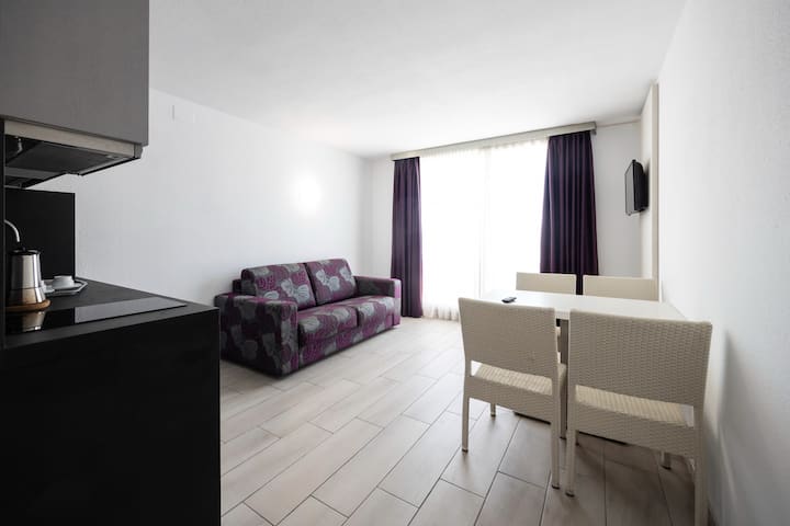 סלון עם ספה נפתחת בגודל 140 ס"מ