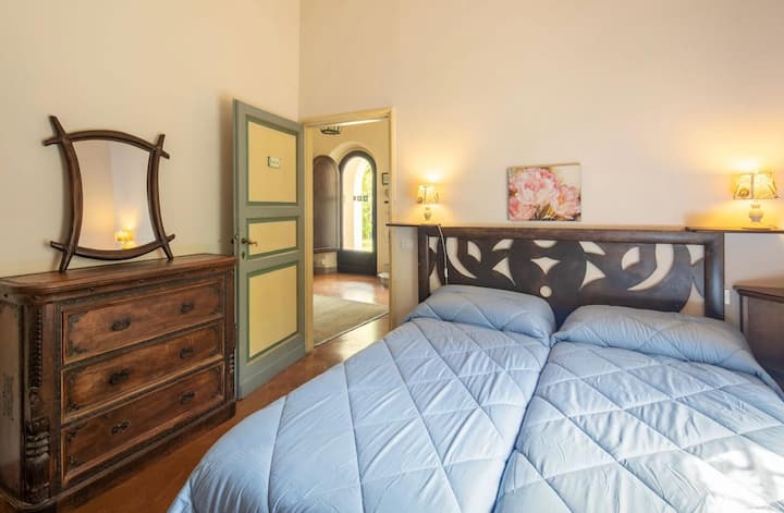 Este acogedor dormitorio con baño privado cuenta con un encantador aire acondicionado de decoración antigua perfecto para una estancia cómoda. 