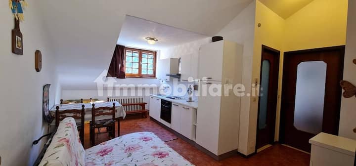 obývačka s rozkladacou pohovkou pre 2 osoby