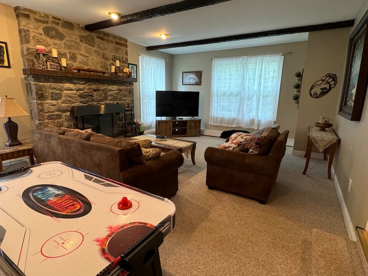 Charming 3-bedroom Cabin Nestled In The Woods - Pocono Lake, PA