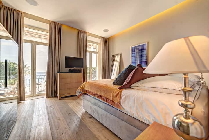 El dormitorio 4 tiene 2 aperturas que salen en la terraza sur con  vista a la playa. Baño con ducha y inodoro