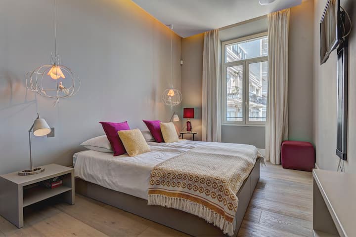 El dormitorio 3, orientado al este, se puede organizar con cama doble o 2 camas individuales, el baño con ducha es privado.