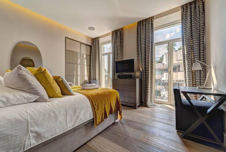El dormitorio 1 se puede organizar con 2 camas individuales o una cama doble, compartes el baño / WC con el dormitorio 2.   Este dormitorio da al oeste y sale a un balcón.