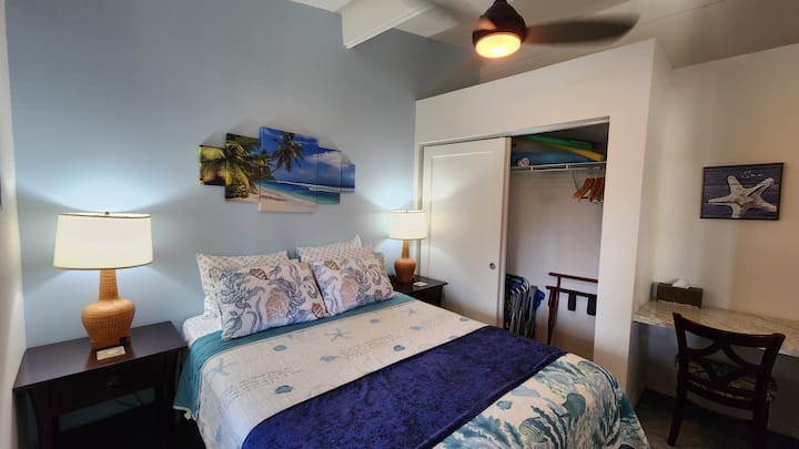 Este dormitorio es el que está fuera de la sala de estar y está más cerca de la piscina y el césped.  Tiene una cama tamaño queen.