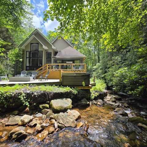 Rushing Water, Hot Tub, Big Deck, Firepit + Wi-Fi