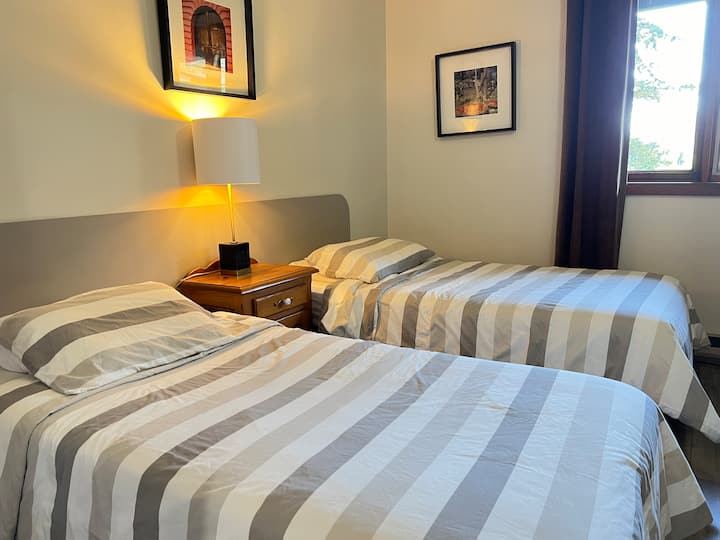 غرفة نوم ثالثة بسريرين مفردين. 
الغرفة الثالثة مع سريرين مفردين. 
