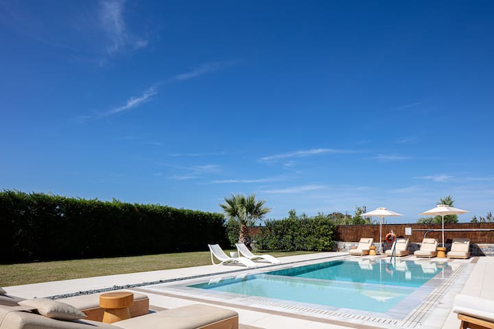 Spacious Family Villa w/ Playground by etouri