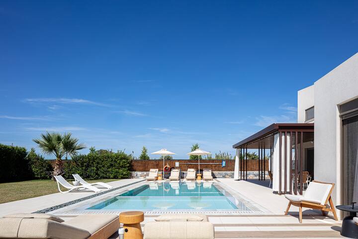 Spacious Family Villa w/ Playground by etouri gallery image 3