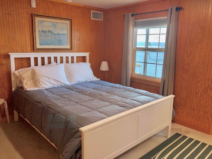 Bedroom 3, queen bed (lower level)