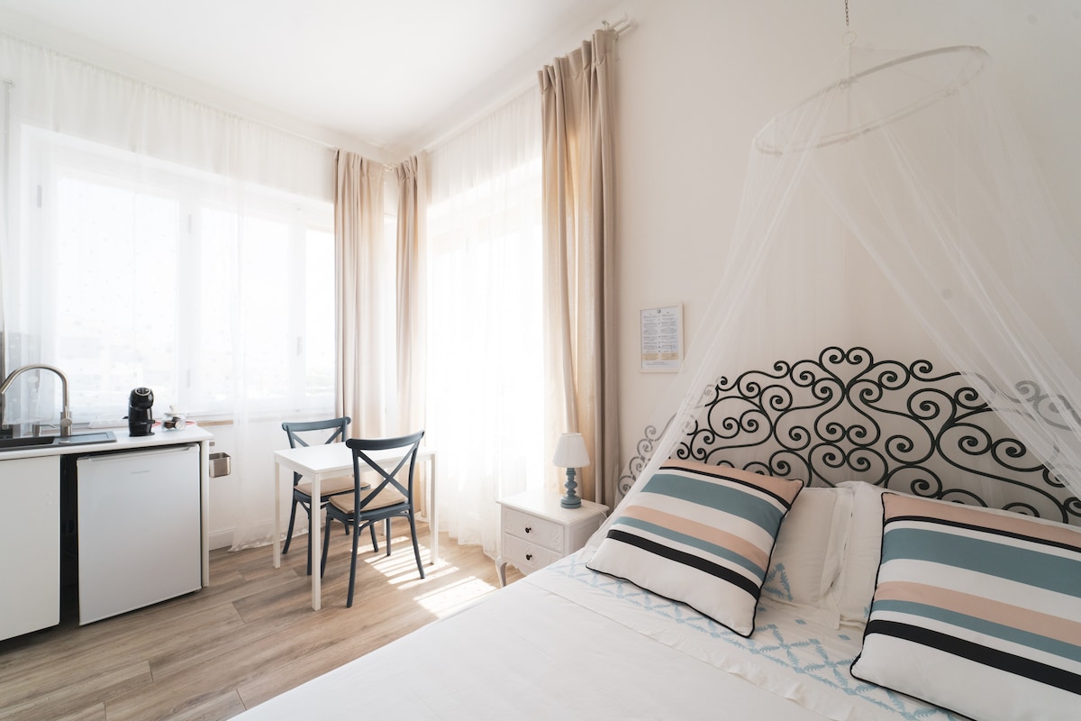 加大双人床和边桌