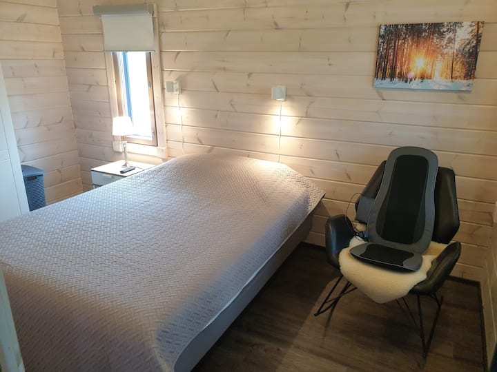 Удобно легло 160x200 см с матрак с височина 25 см, гардероб, допълнителни възглавници и одеяла, стол за хранене за бебета, телевизор и люлеещ се стол, нощно шкафче с лампа, 2 прозореца, кошница за използвано спално бельо.