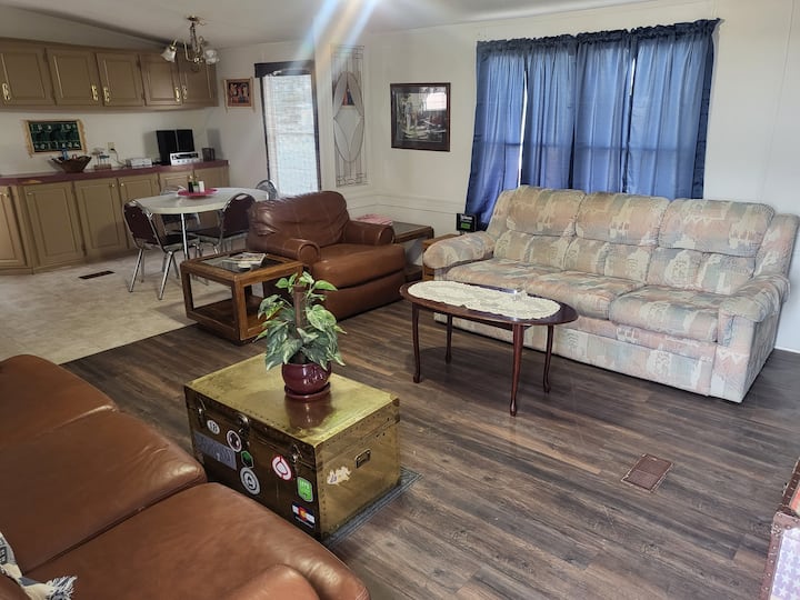 Destination Getaway - Quiet Area & Pet-friendly. - Las Palomas, NM