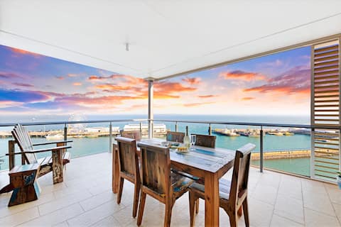 Penthouse Haven: Lux Balcony Dining ~ Sea View