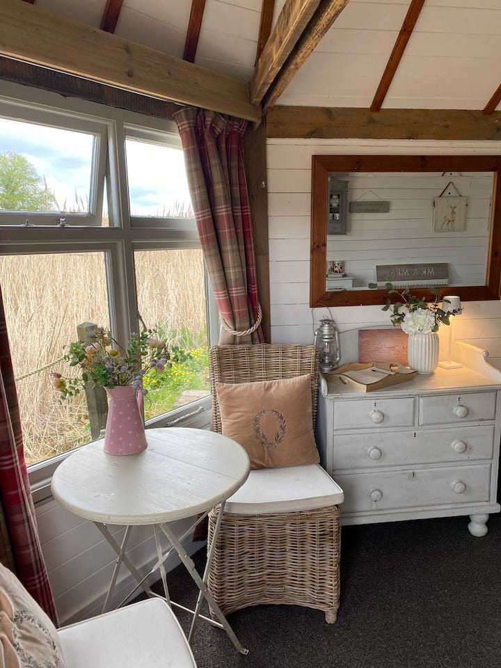 Secluded Hideaway Hut With Hot Tub Set In Farmland - Doncaster