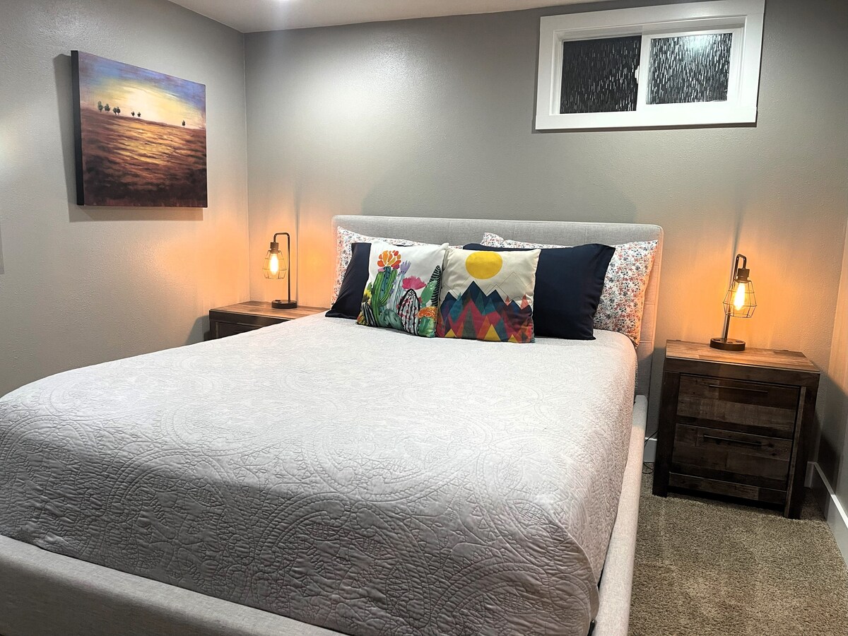 Las mesitas de noche y las lámparas tienen puertos de carga USB integrados. ¡Deja los ladrillos en casa!