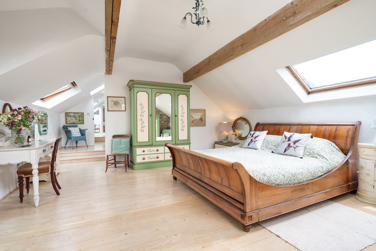 غرفة نوم رئيسية كبيرة مع حمام داخلي. سرير مزلقة سوبر كينج. شرفة جولييت مع إطلالات على البحر. تلفزيون.