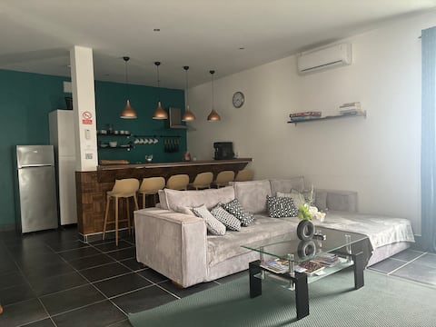 MODERN HOUSE AND FREE PARKING