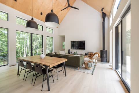 Scandi Cabin in NH | Accessible | Fall Foliage