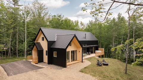 Scandi Retreat • Trails+Golf • Accessible •Hot Tub