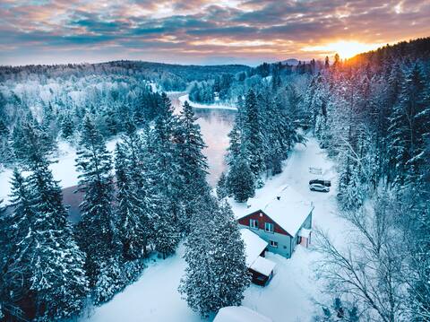 Waterfront chalet close to Tremblant with hot tub